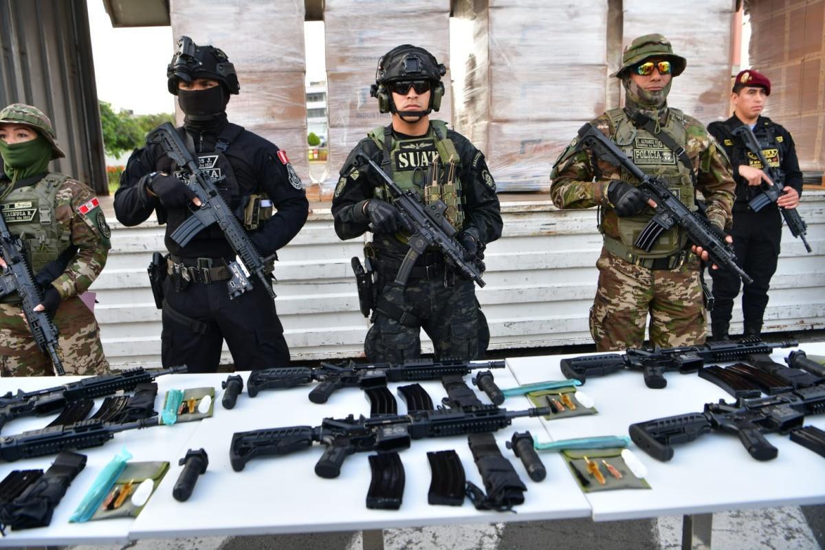 MININTER entrega prendas, fusiles y chalecos a la PNP MININTER entrega prendas, fusiles y chalecos a la PNP