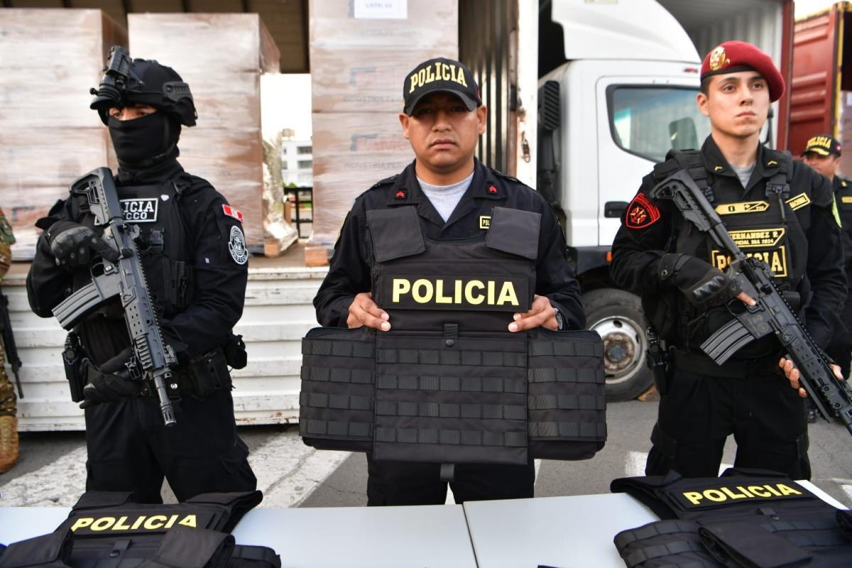 MININTER entrega prendas, fusiles y chalecos a la PNP