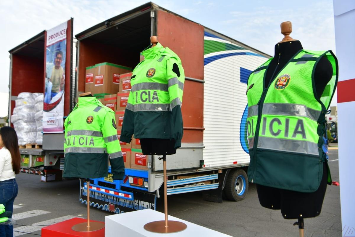 MININTER entrega prendas, fusiles y chalecos a la PNP MININTER entrega prendas, fusiles y chalecos a la PNP