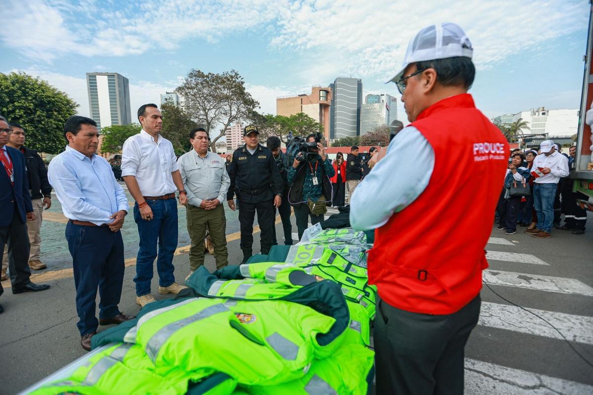 MININTER entrega prendas, fusiles y chalecos a la PNP MININTER entrega prendas, fusiles y chalecos a la PNP