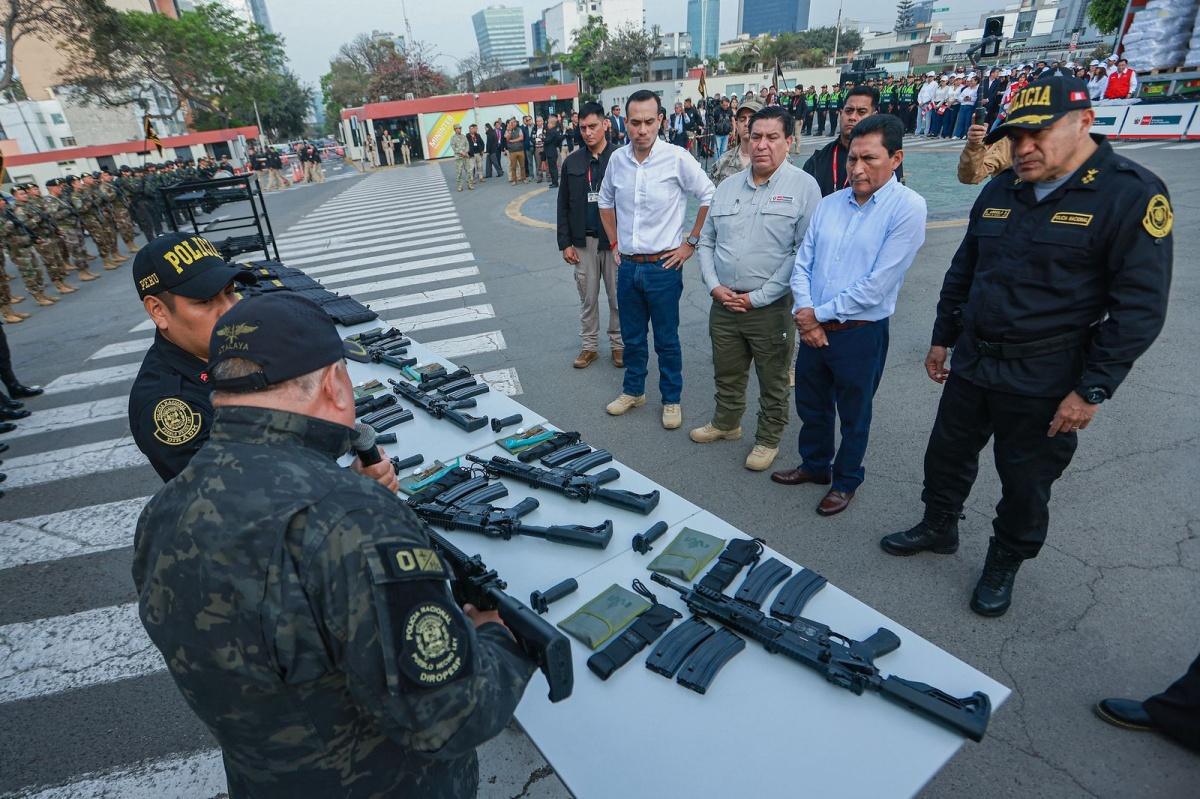 MININTER entrega prendas, fusiles y chalecos a la PNP MININTER entrega prendas, fusiles y chalecos a la PNP