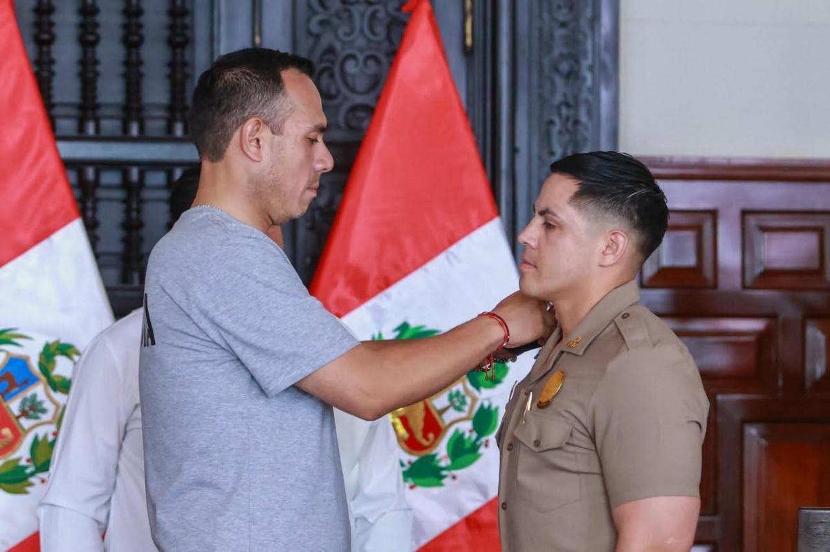 Presidente Jerí otorga ascenso excepcional al Suboficial PNP Pozo Presidente Jerí otorga ascenso excepcional al Suboficial PNP Pozo