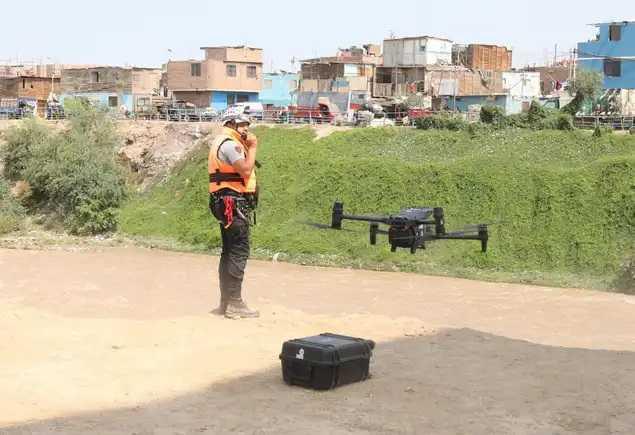 Continúa la búsqueda del policía que ingresó al río Rímac para rescatar a un perrito