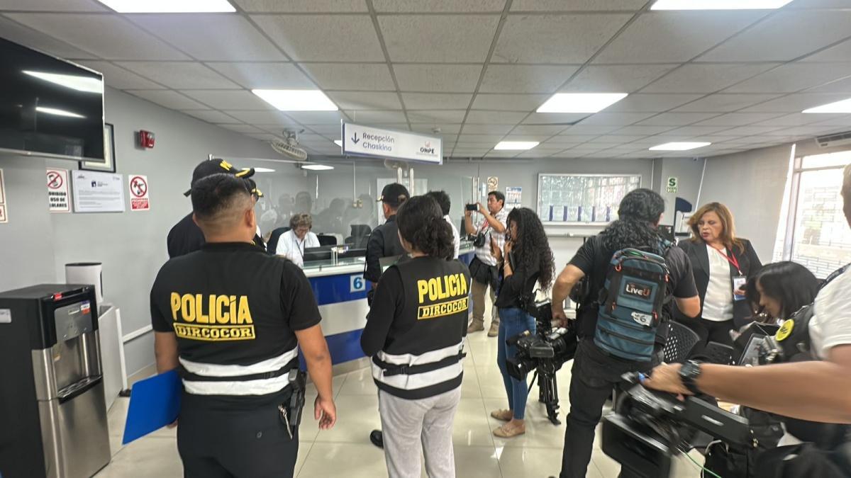 Policía contra la Corrupción ingresa a la ONPE Policía contra la Corrupción ingresa a la ONPE