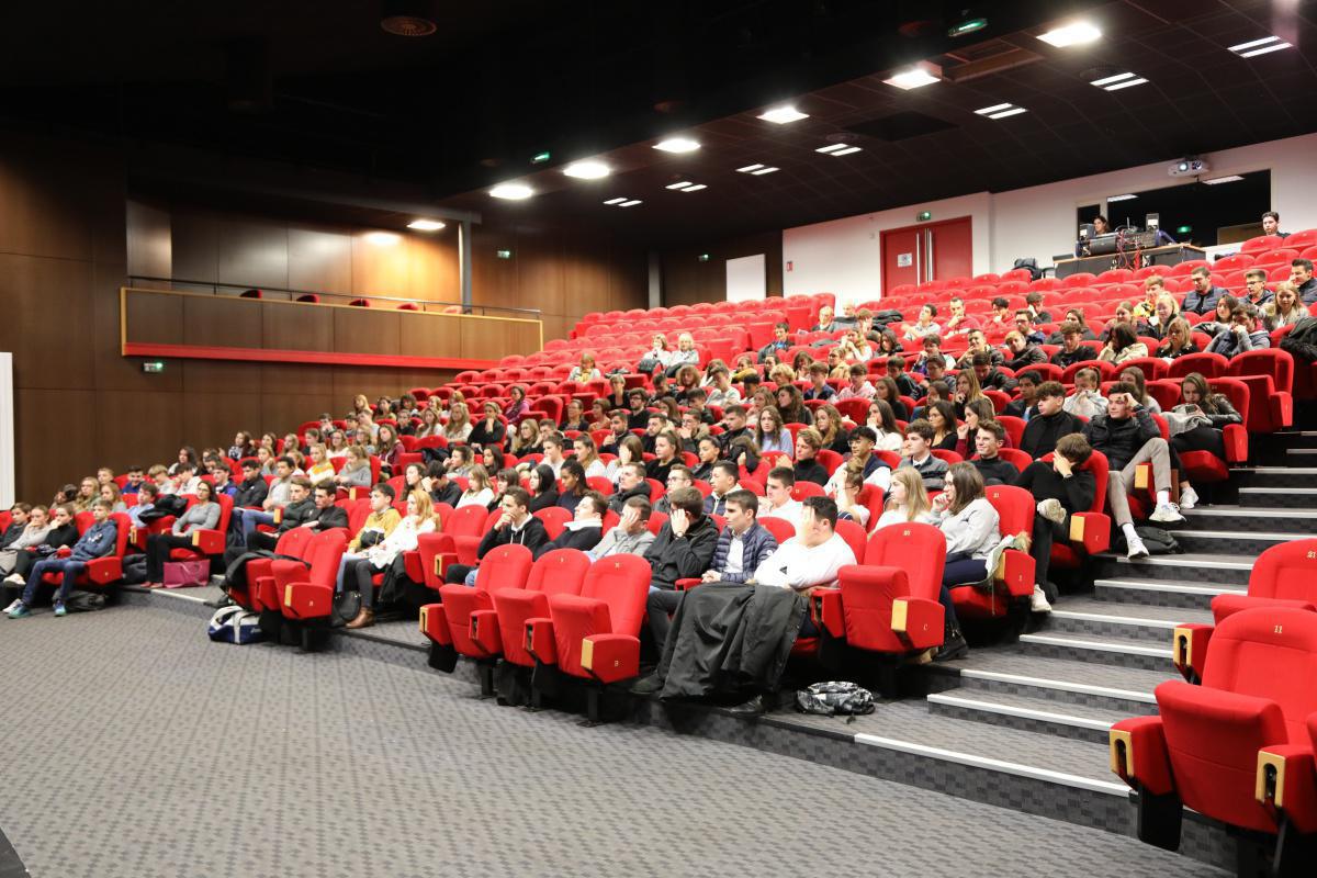 L'écrivain Laurent GOUNELLE rencontre les élèves de terminale Bac professionnel  L'écrivain Laurent GOUNELLE rencontre les élèves de terminale Bac professionnel