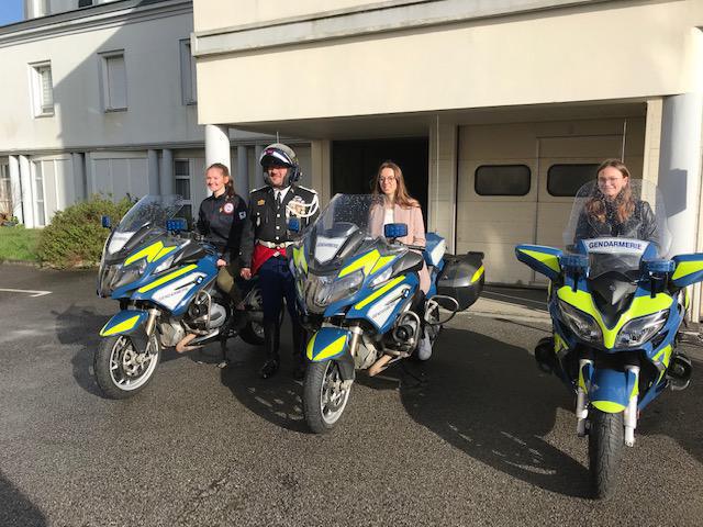 Des élèves présents à la cérémonie d'hommage aux gendarmes Des élèves présents à la cérémonie d'hommage aux gendarmes