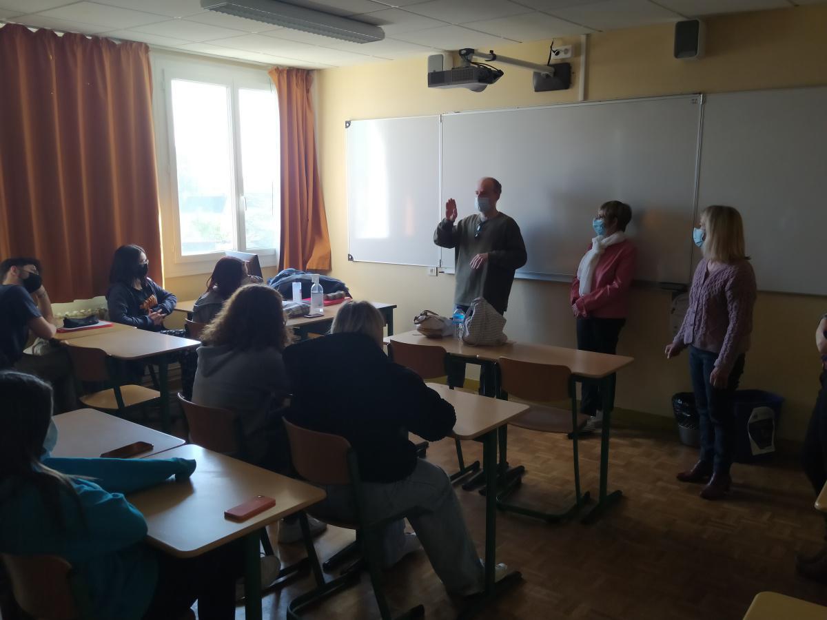 À Saint-Georges, une classe de seconde part à la découverte de la langue des signes