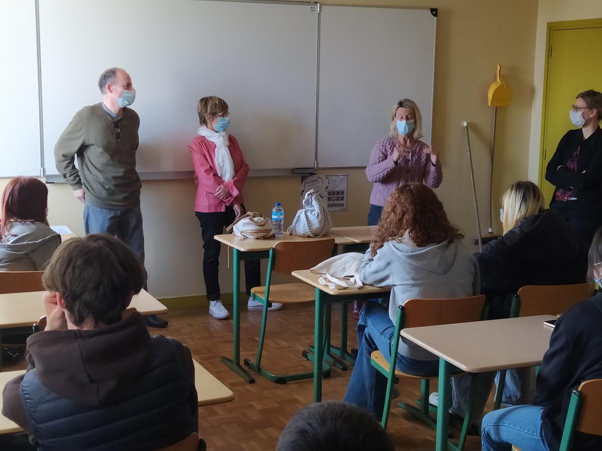 À Saint-Georges, une classe de seconde part à la découverte de la langue des signes