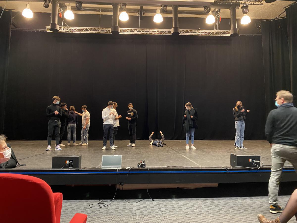 Les BTS Comptabilité-Gestion 1ère année montent sur scène Les BTS Comptabilité-Gestion 1ère année montent sur scène