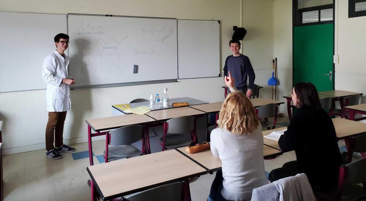 [INCROYABLE MAIS VRAI] Des élèves dispenseraient-ils désormais les cours ?