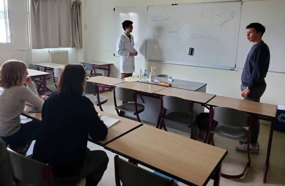 [INCROYABLE MAIS VRAI] Des élèves dispenseraient-ils désormais les cours ?