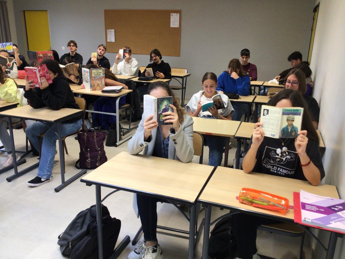 [13 H 51 : ENSEMBLE, CHACUN SON LIVRE !] Les étudiants de BTS participent au quart d'heure de lecture