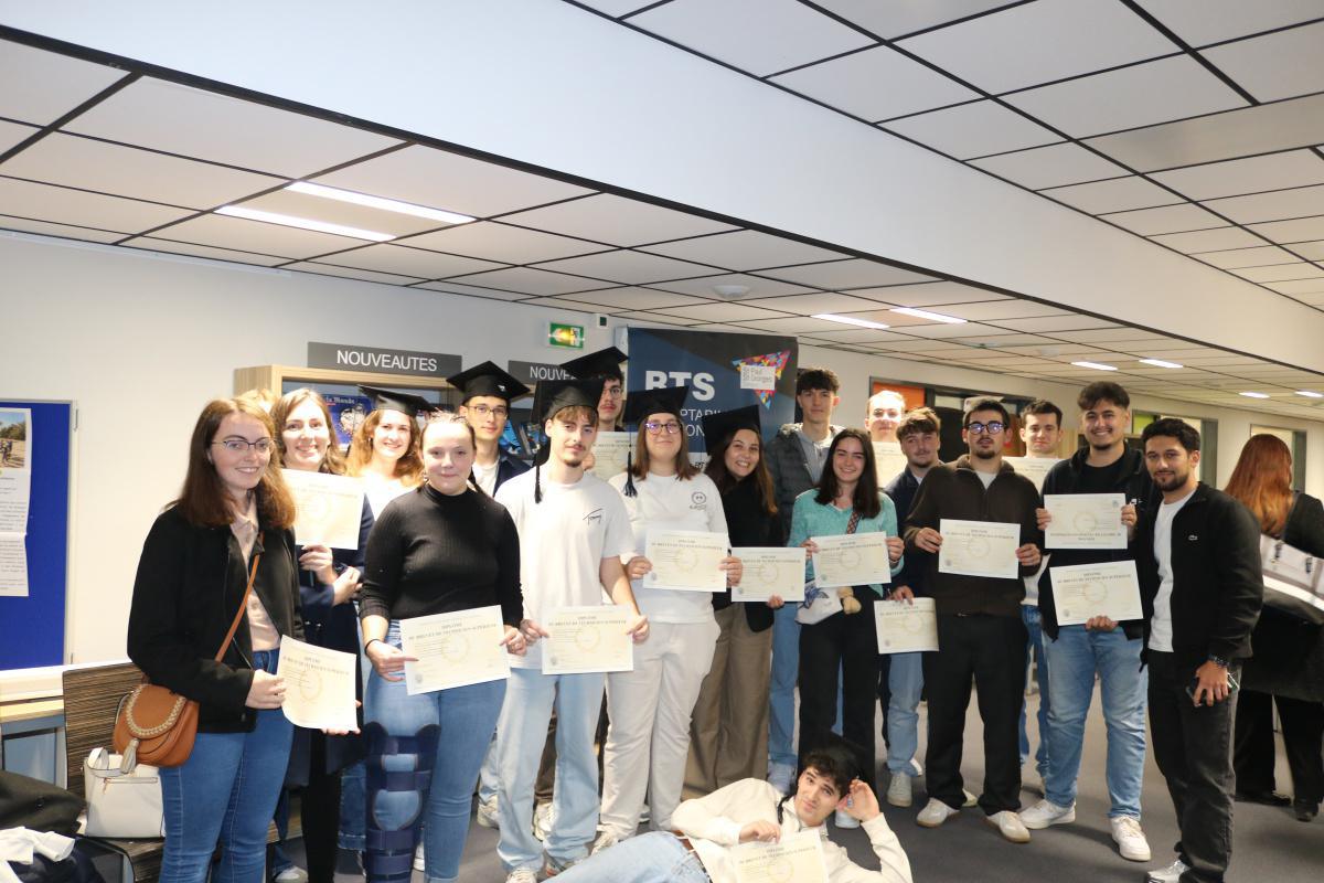 [REMISE DES DIPLOMES] Les lauréats de la promotion 2024 sont venus récupérer leur diplôme