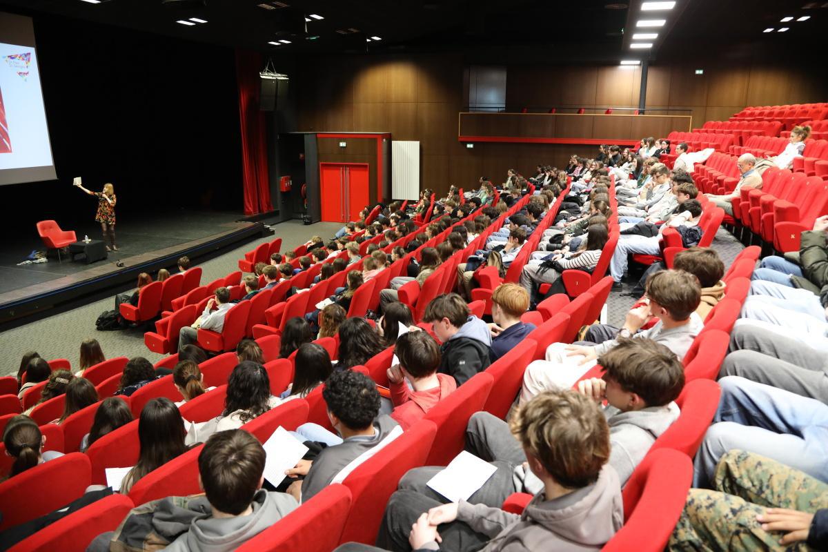 [RENCONTRE] Les élèves rencontrent Clémentine Beauvais, autrice