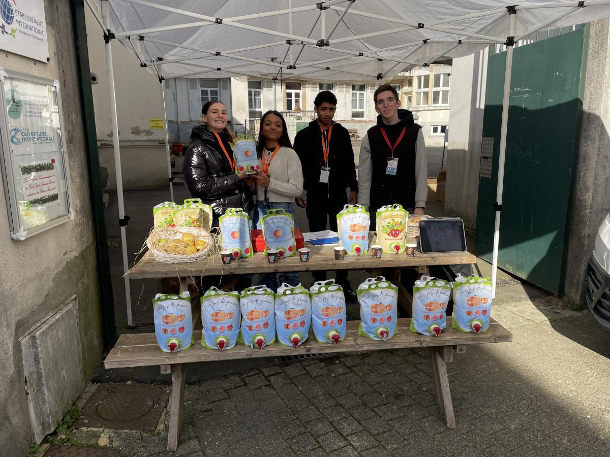[ST-GEORGES] Vente de jus de pommes pour les S03 sur le marché de Vannes 