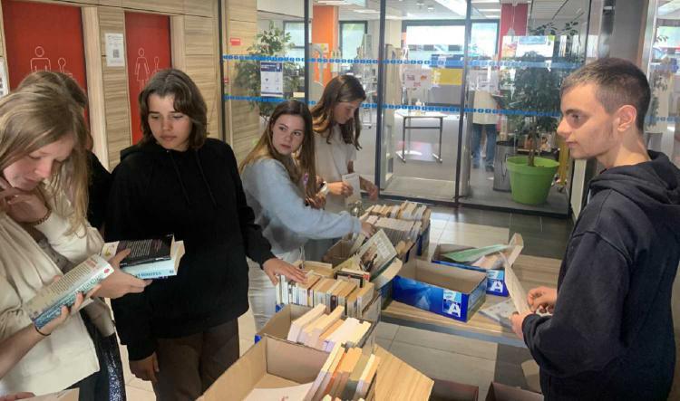 [DISPOSITIF ULIS] Élèves et professeures offrent une seconde vie aux livres et matériels scolaires usagé !