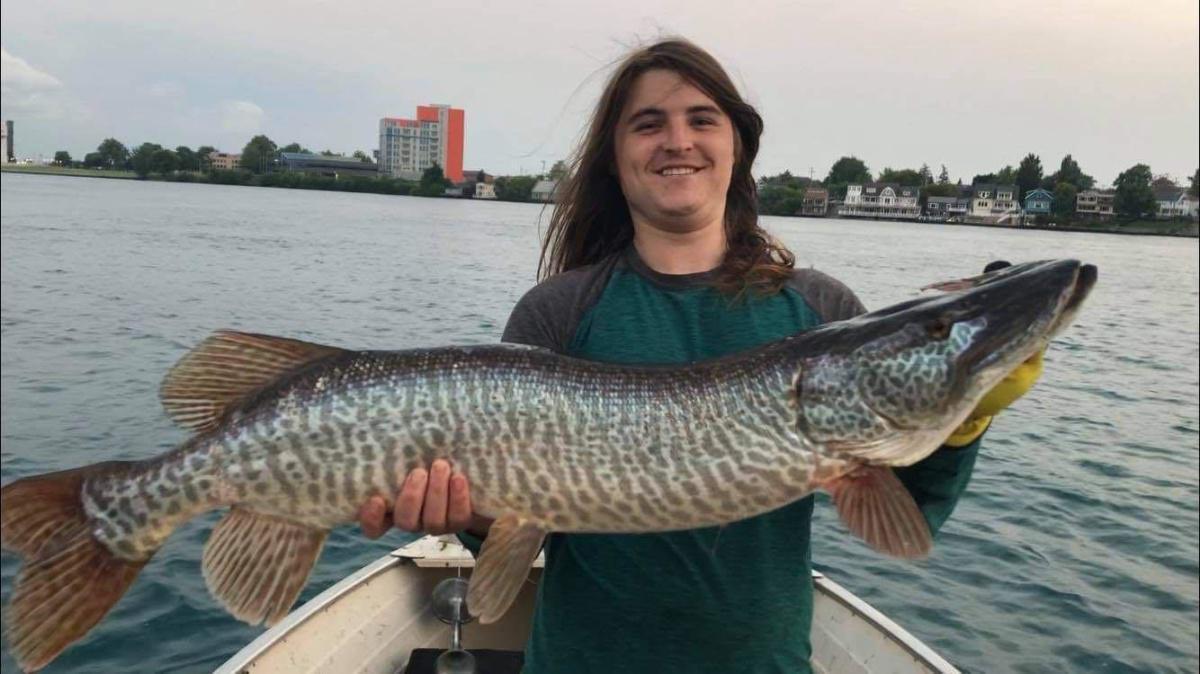 Got this beautiful st.Clair musky on a double 10 Colorado blade shad colour bucktail.