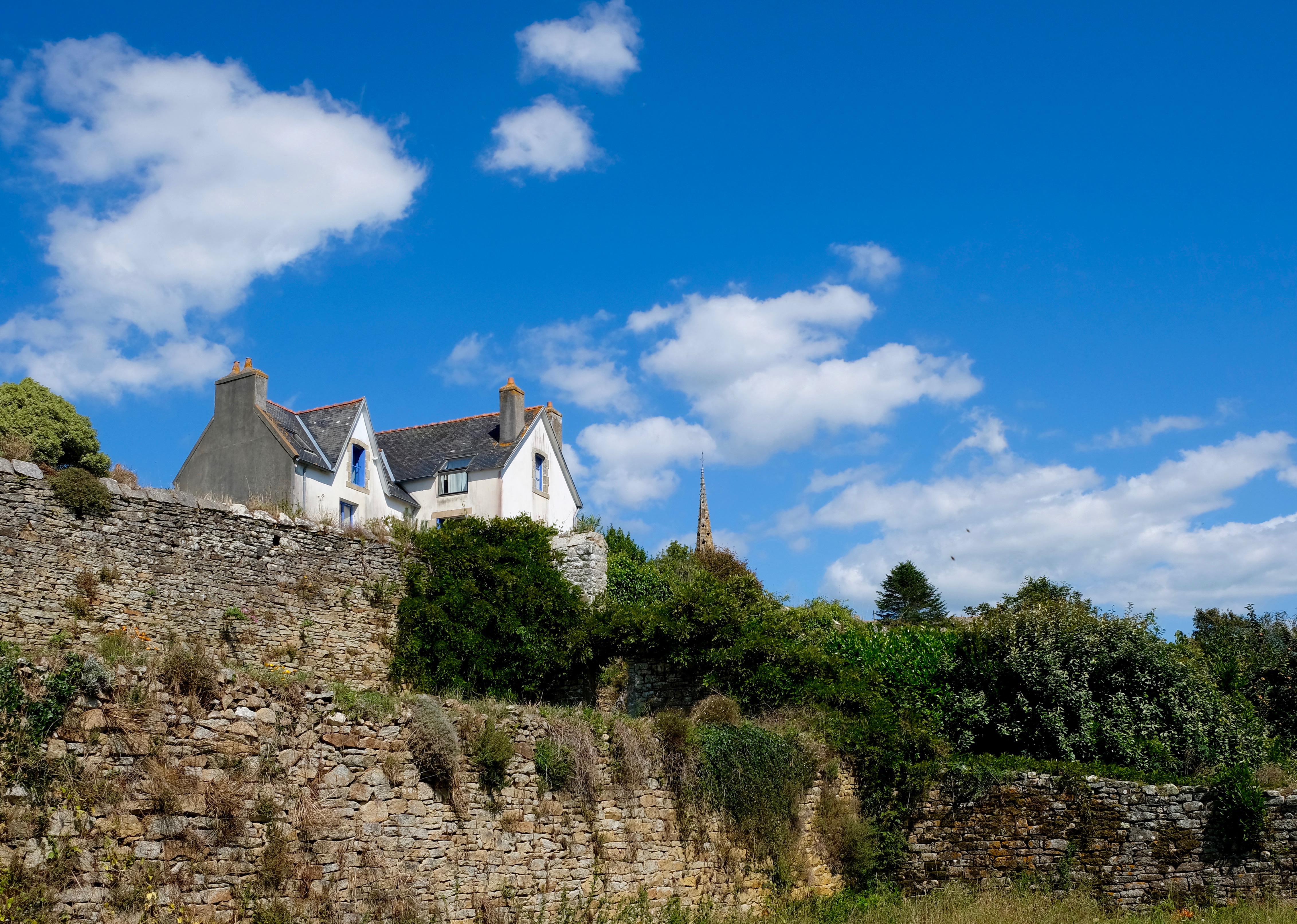 Maison et clocher le long du Goyen