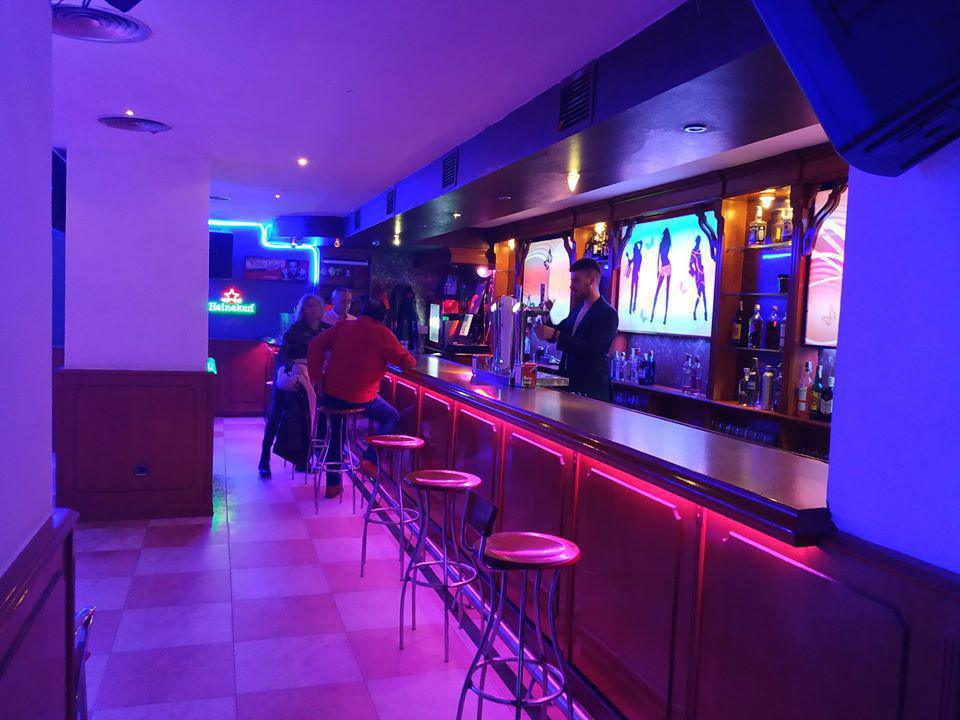 Karaoke Pub Family