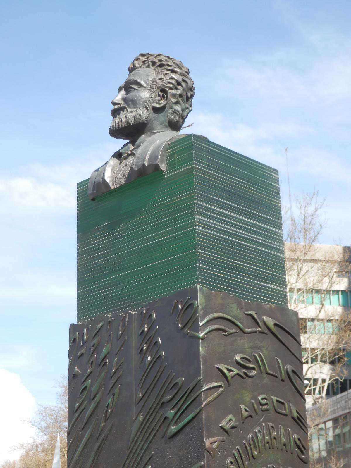 Monumento a Basilio Paraíso