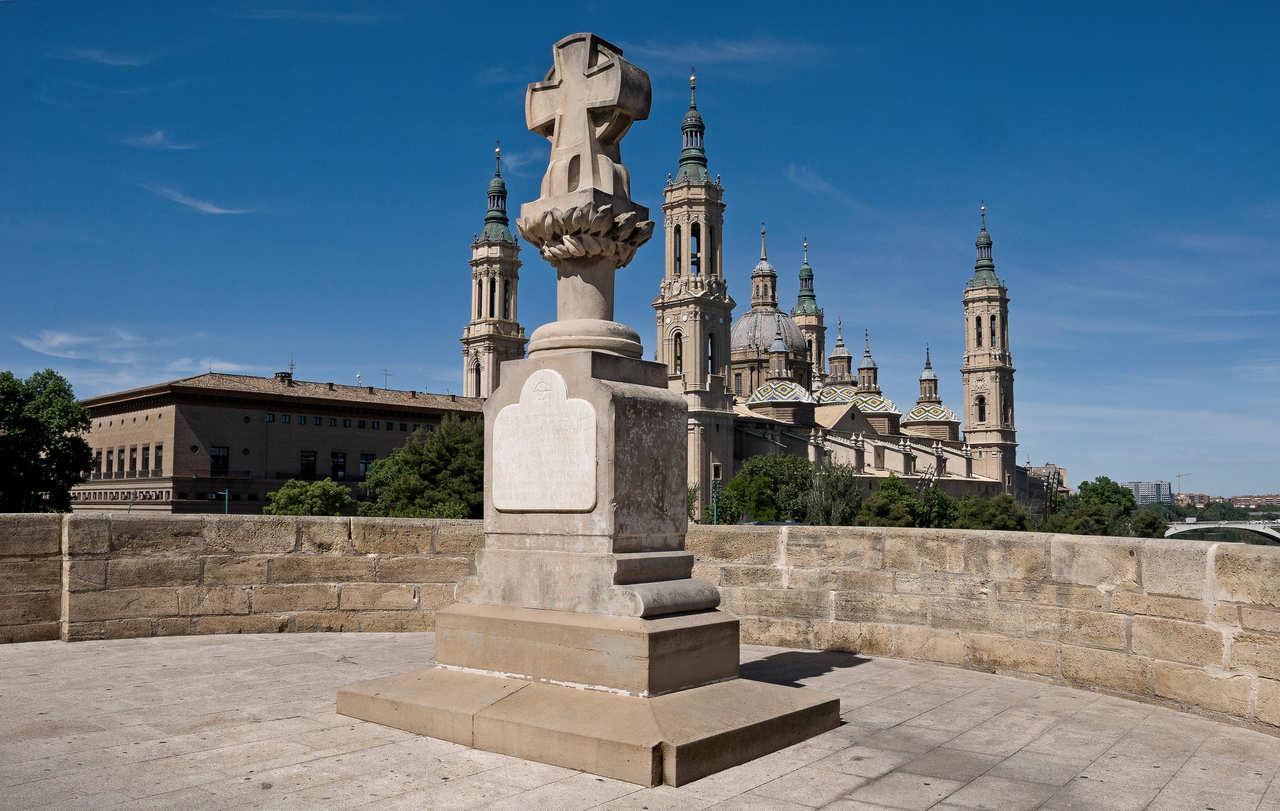 La cruz del puente de piedra