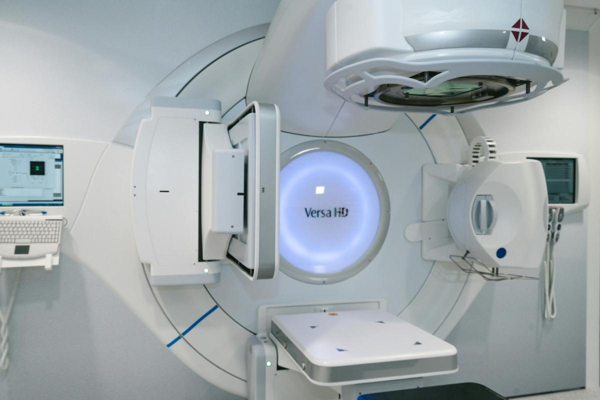 LA STEREOTAXIE : UNE NOUVELLE TECHNOLOGIE POUR IRRADIER ET DETRUIRE UNE TUMEUR