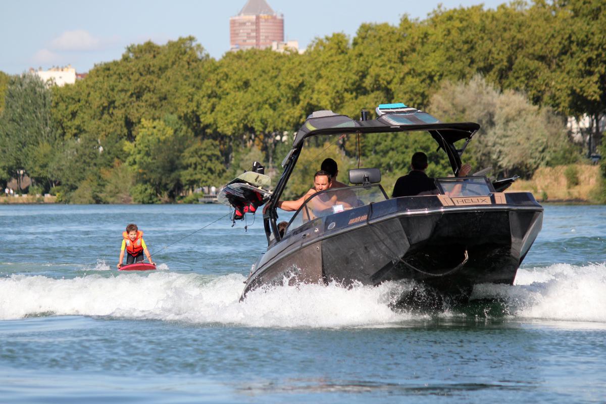 Wakeboard, surf, pilotage, ski nautique, balade, entre amis, collègues ou en famille ! Wakeboard, surf, pilotage, ski nautique, balade, entre amis, collègues ou en famille !