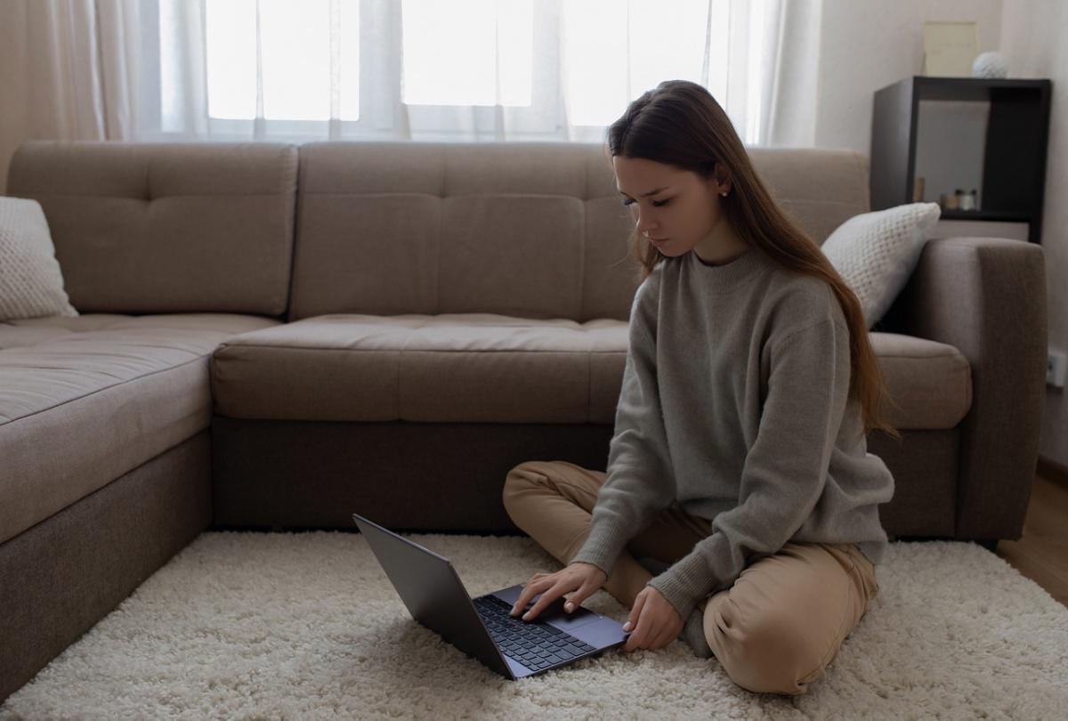 Télétravailler depuis l’étranger : attention à la faute grave !