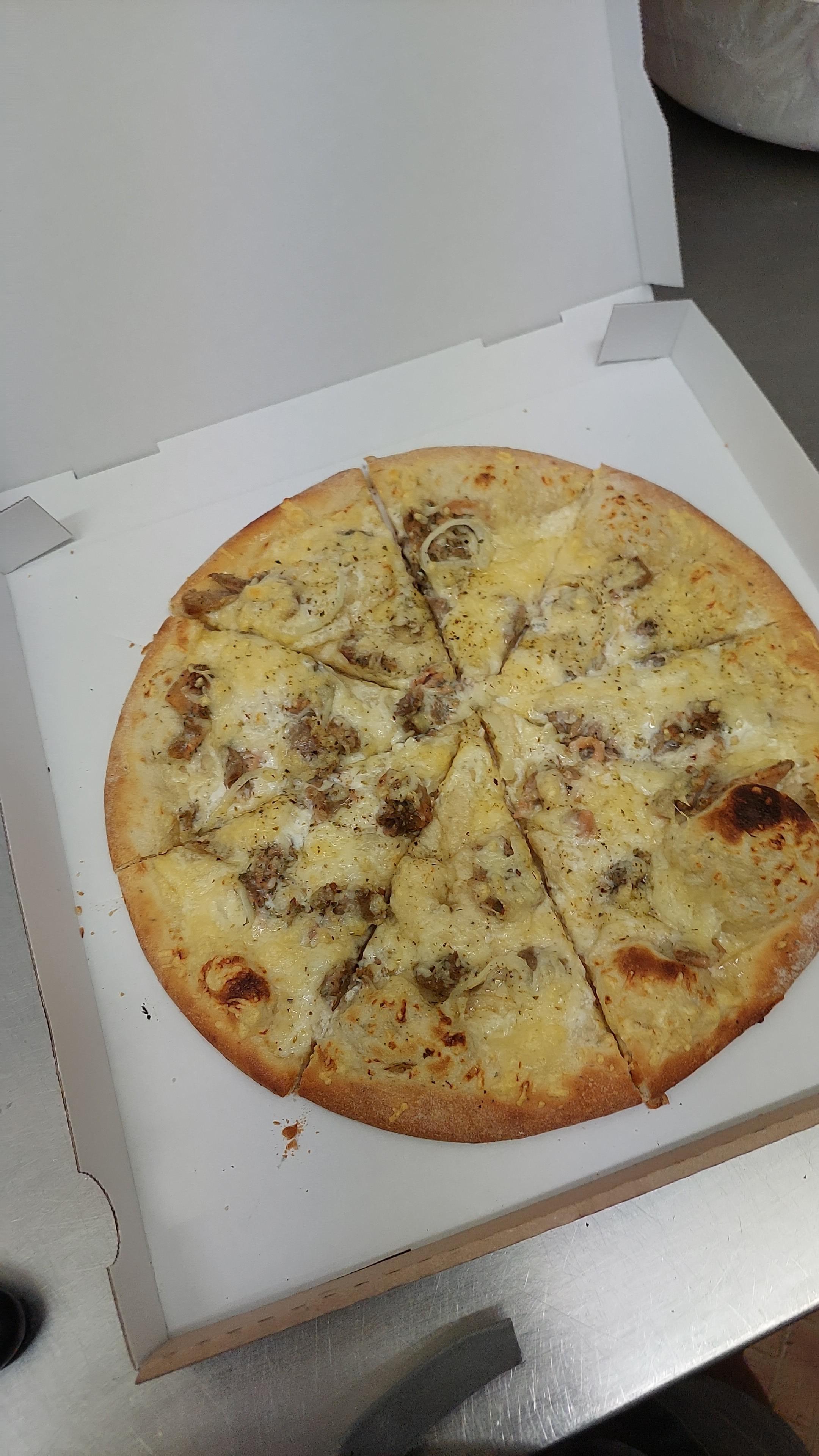 Cynt's Food vous propose la pizza Moyenne saumon base crème fraiche