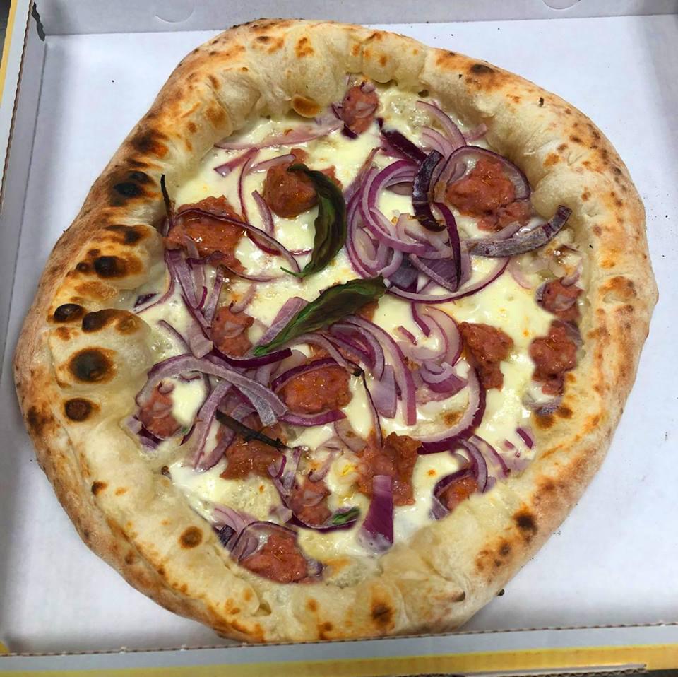 Pizza del capitano... con bordo ripieno con crema di formaggi e cipolla di tropea gratinata... marò che buonaaaa!!!!!