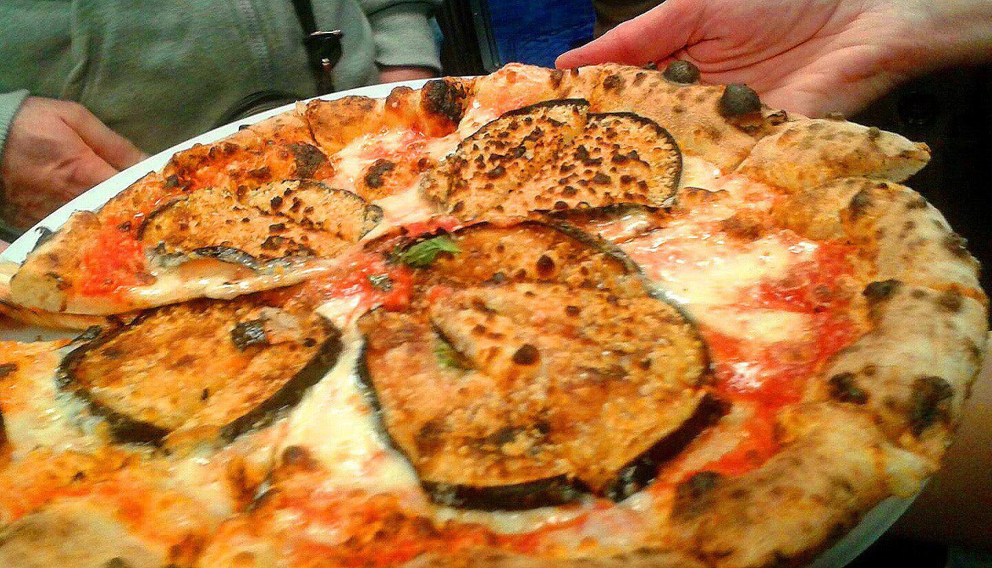 Con melanzane appena tagliate.... fritte... bella e buona.. e poi il parmigiano gratinato sopra... slurppp!!