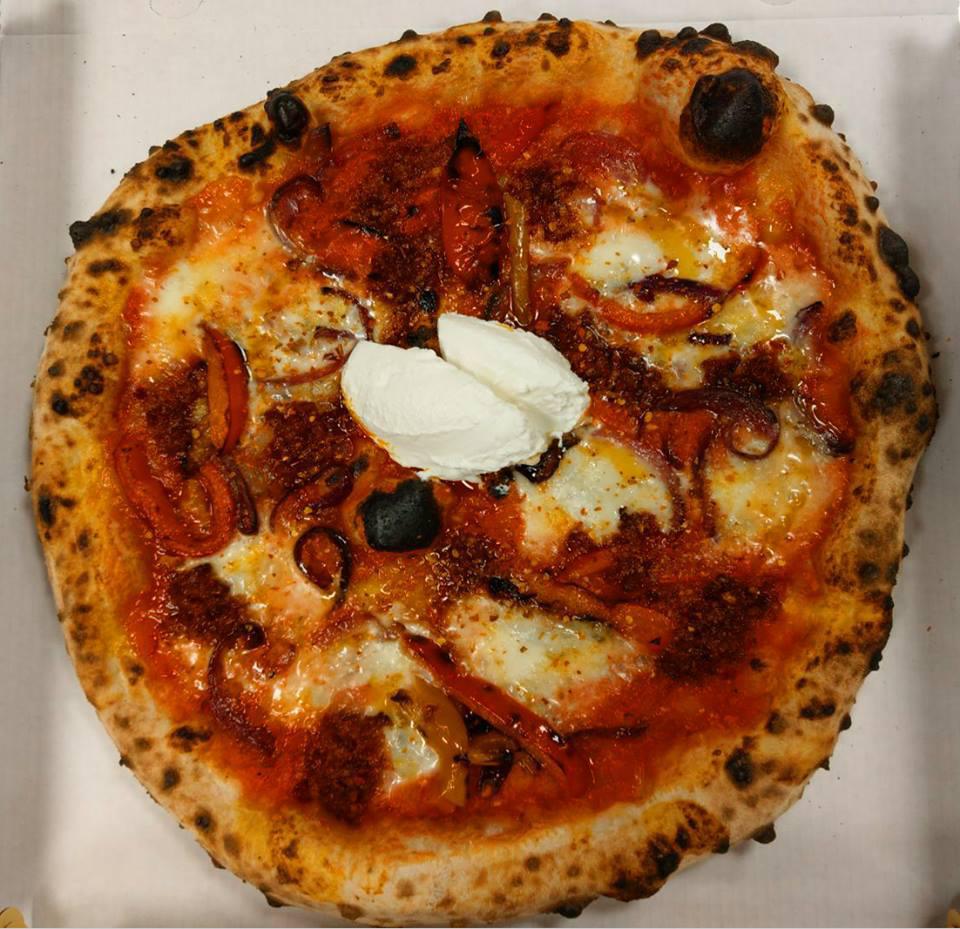 Ami il piccante? Sfida la nostra sputa fuoco con 'nduja... tranquillo, al centro c'è ricotta fresca di salvataggio !!! ah haah