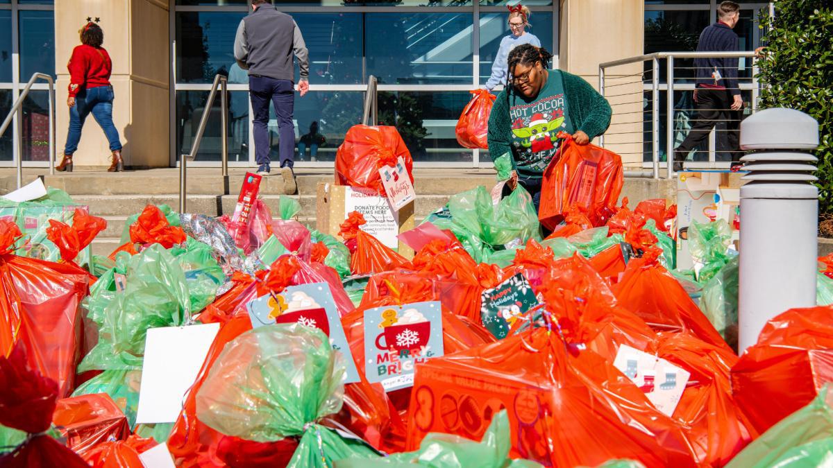 Ingalls in the Community | Shipbuilders spread holiday cheer 