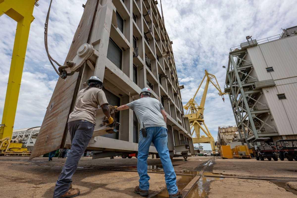 SHIP MILESTONE | DDG 135 Flight Deck Unit Rotated for Stacking SHIP MILESTONE | DDG 135 Flight Deck Unit Rotated for Stacking