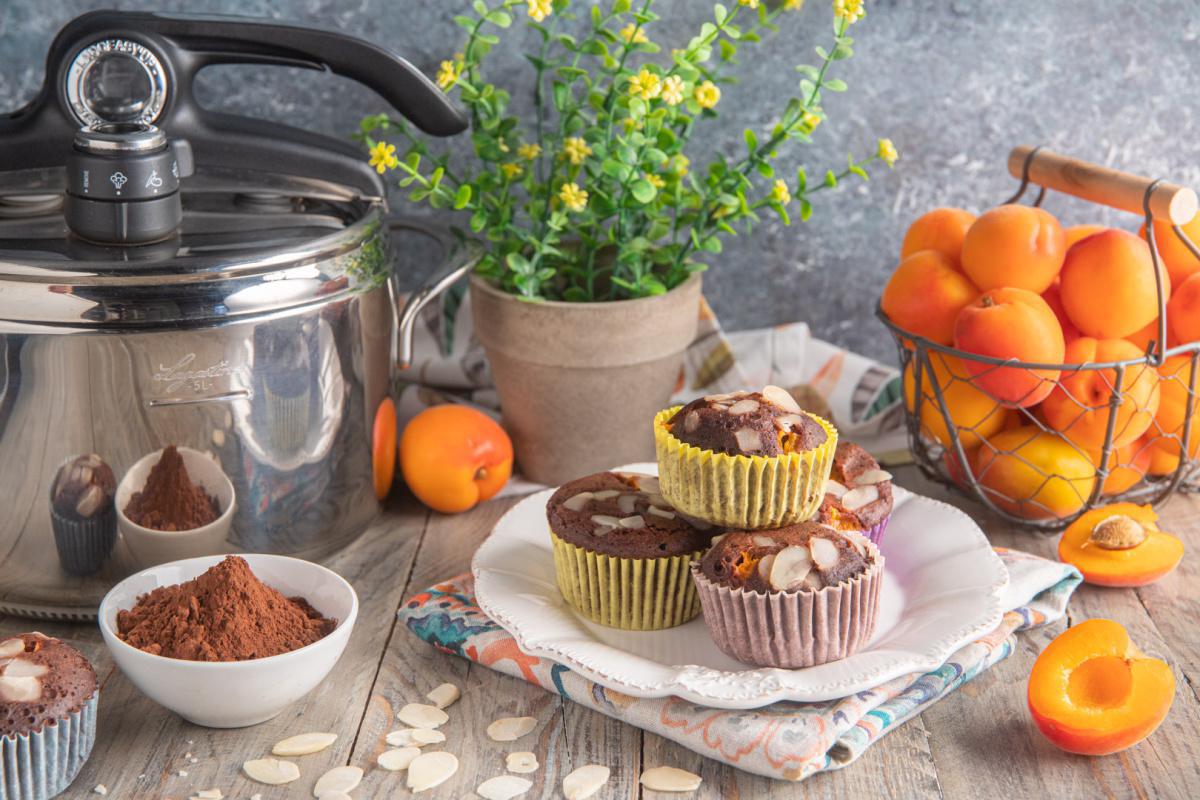 Muffin al cacao, albicocche e mandorle