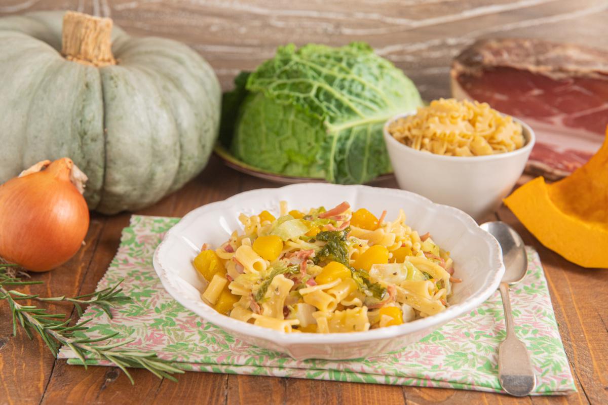 Pasta con speck, zucca e verza