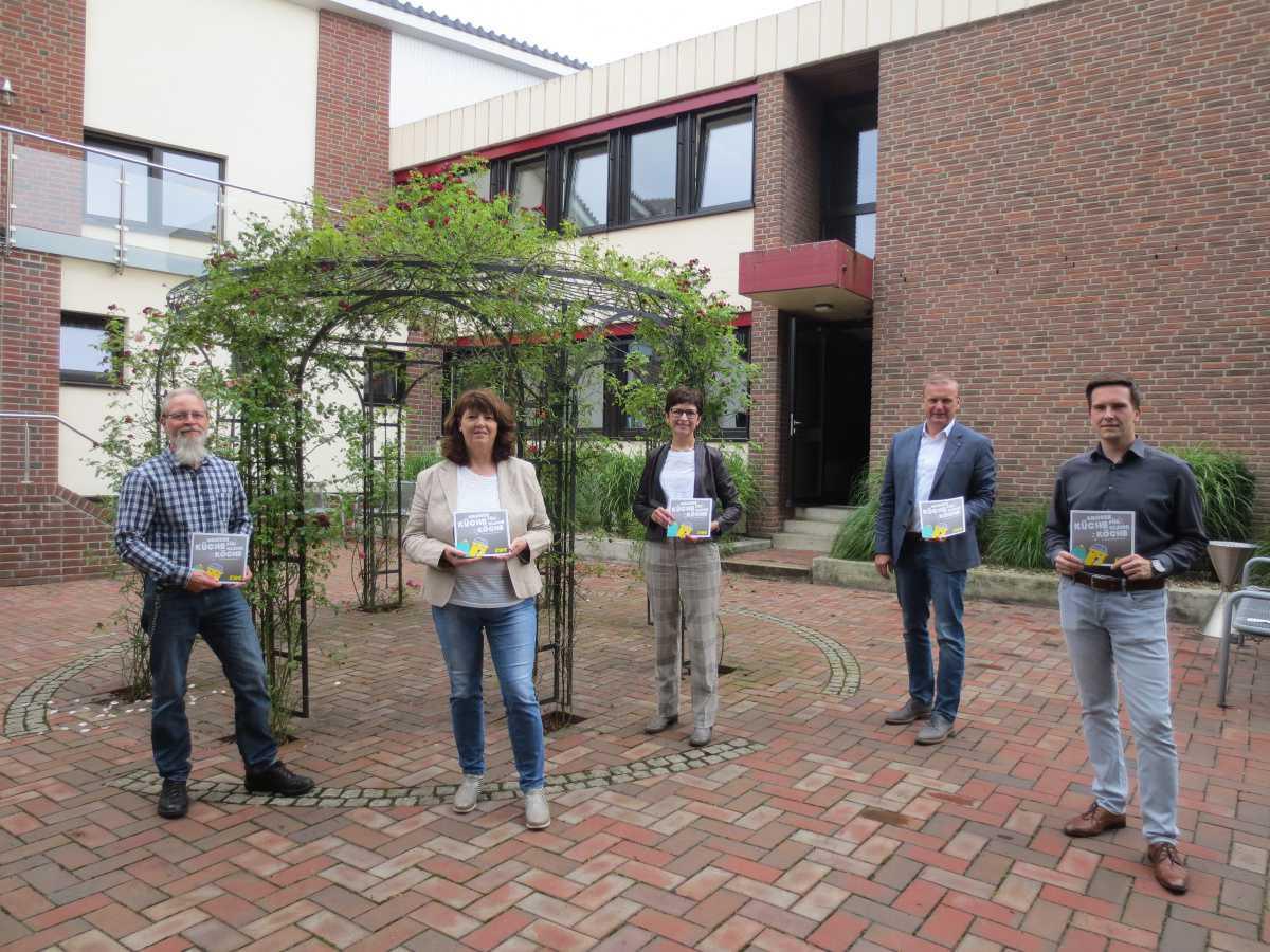 Corona-Ferienpass: EWE-Kinderrezepthefte auf dem Wochenmarkt in Lathen