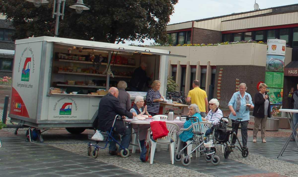 „Fair Mobil“ – Verkaufstand mit fair gehandelten Waren auf dem Lathener Wochenmarkt