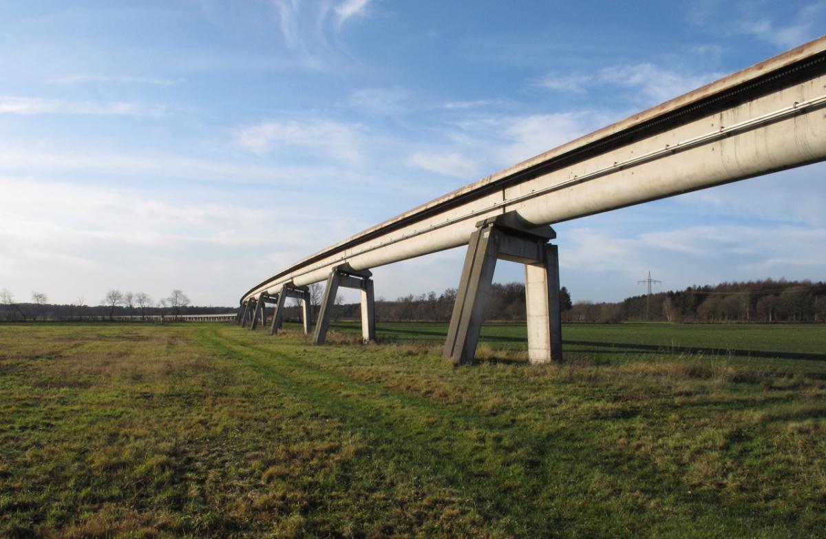 Kunstperformance an der Transrapid in Lathen Kunstperformance an der Transrapid in Lathen