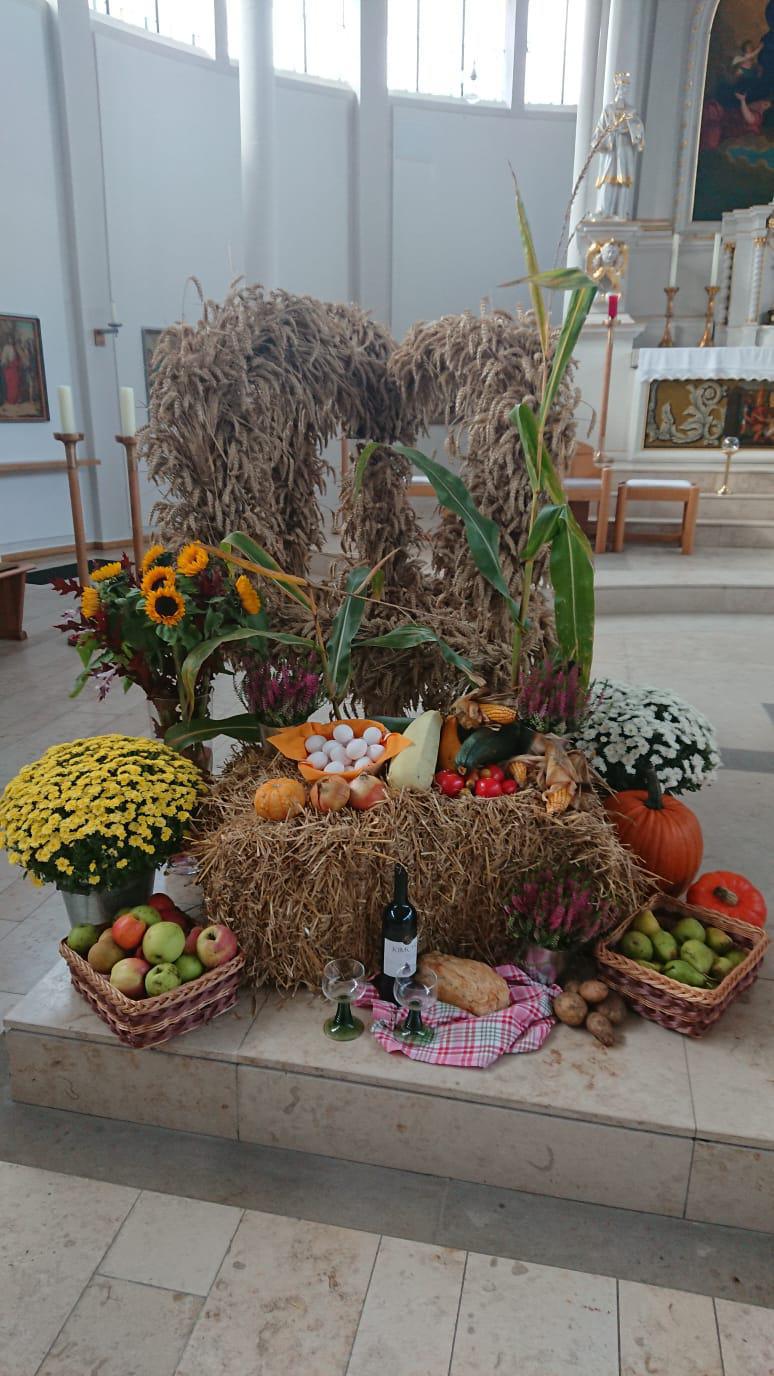 Erntedank Altar in der St Laurentius Kirche in Oberlangen Erntedank Altar in der St Laurentius Kirche in Oberlangen