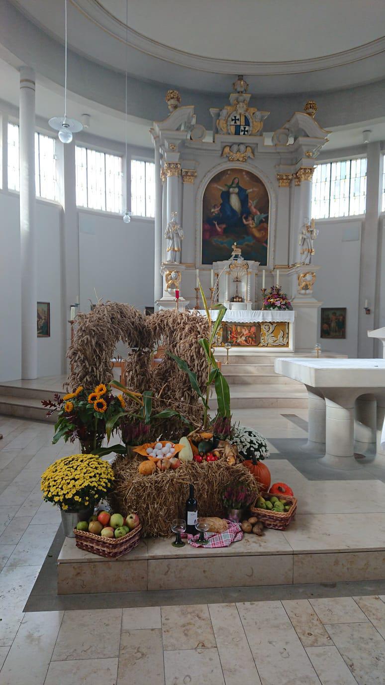 Erntedank Altar in der St Laurentius Kirche in Oberlangen Erntedank Altar in der St Laurentius Kirche in Oberlangen