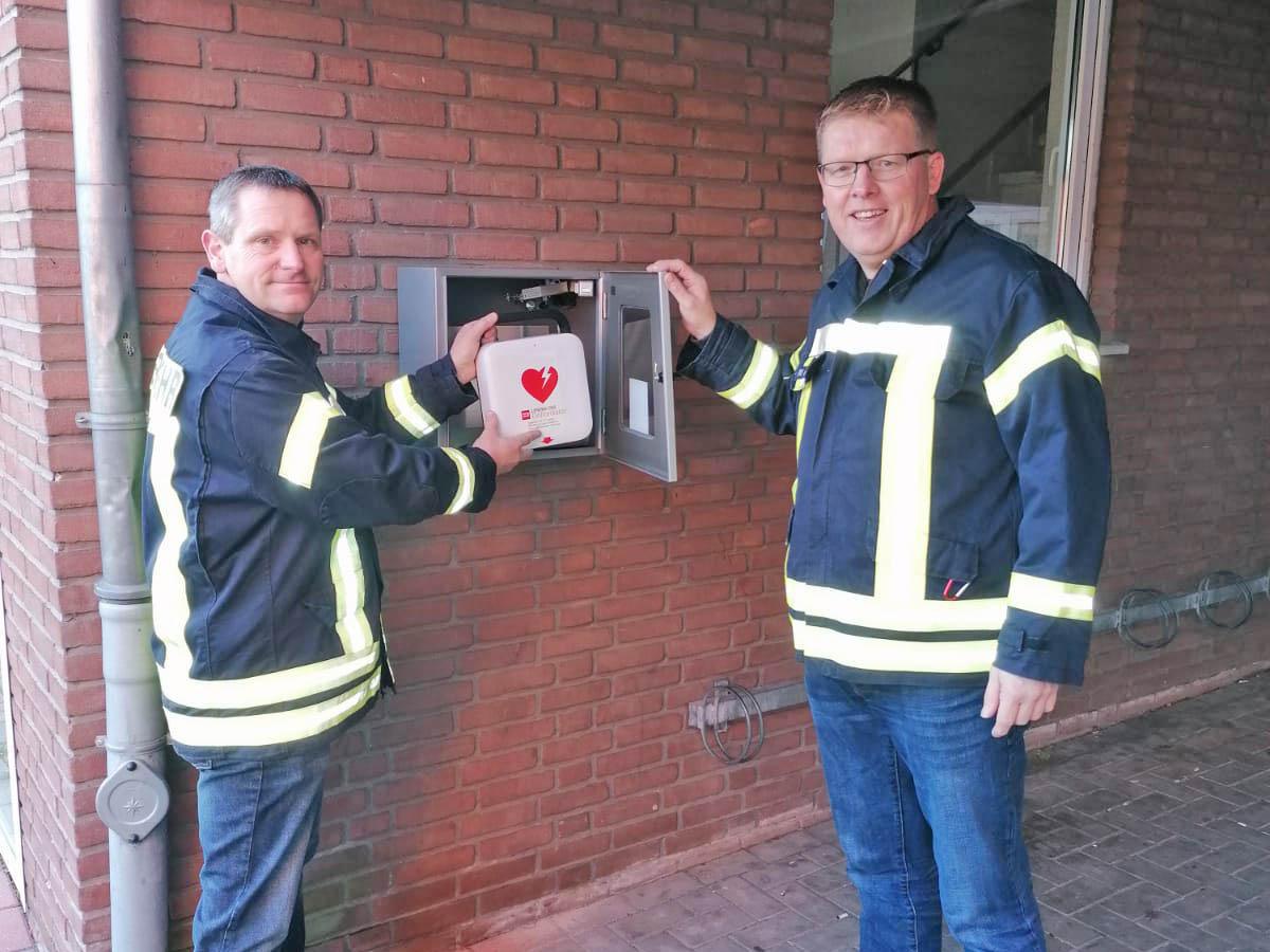 In Sicherheit investiert – Feuerwehr Lathen beschafft Defibrillator 