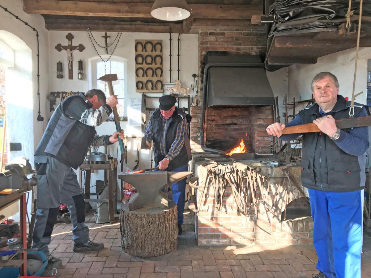 Niederlangener Schmiedeteam im Dienst der Allgemeinheit Niederlangener Schmiedeteam im Dienst der Allgemeinheit