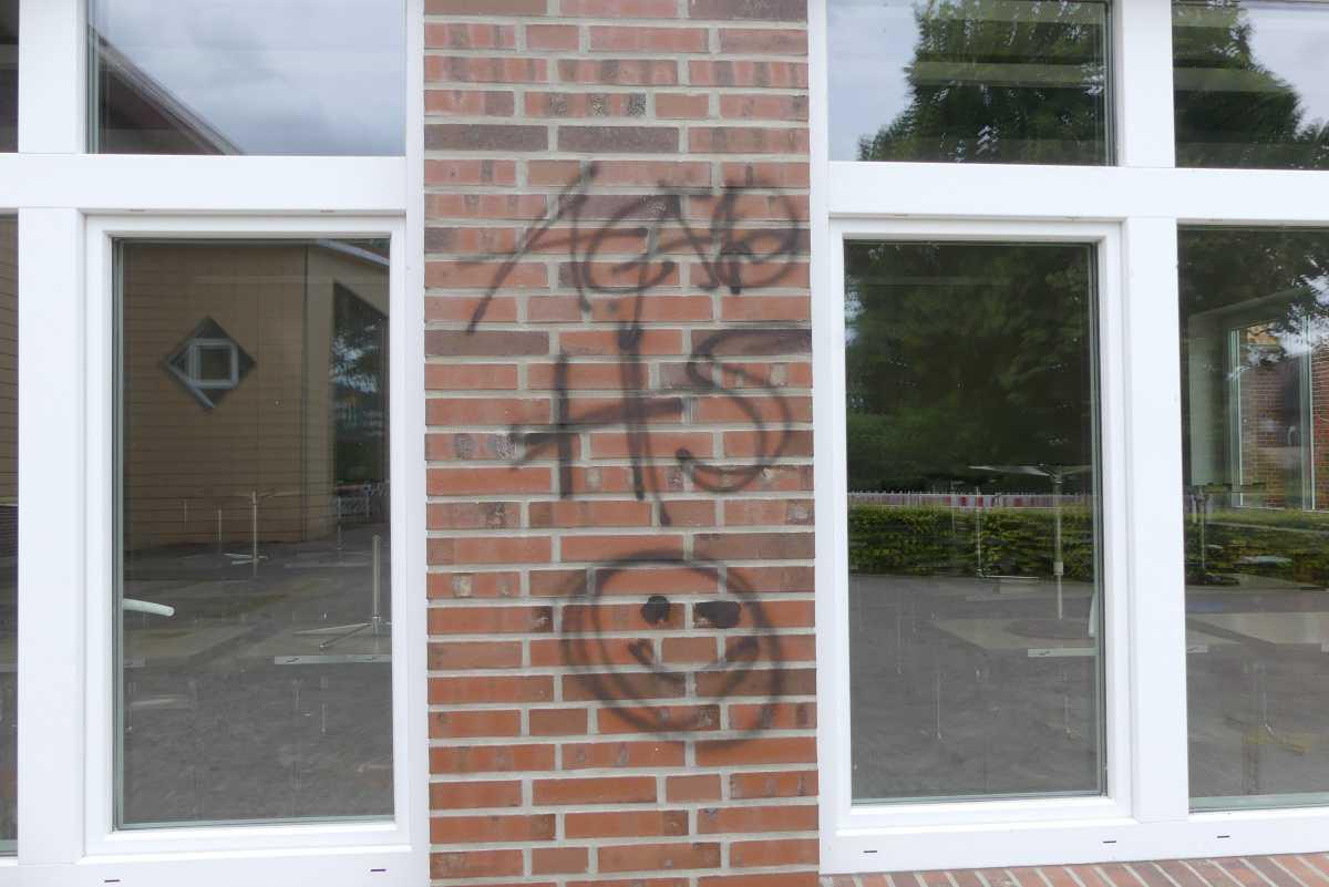 Schmierereien am Schulgebäude der Erna-de-Vries Schule