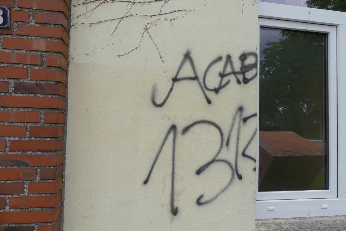 Schmierereien am Schulgebäude der Erna-de-Vries Schule Schmierereien am Schulgebäude der Erna-de-Vries Schule