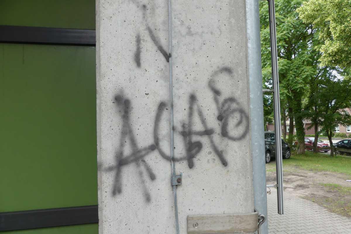 Schmierereien am Schulgebäude der Erna-de-Vries Schule Schmierereien am Schulgebäude der Erna-de-Vries Schule