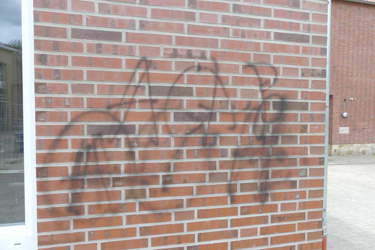 Schmierereien am Schulgebäude der Erna-de-Vries Schule Schmierereien am Schulgebäude der Erna-de-Vries Schule