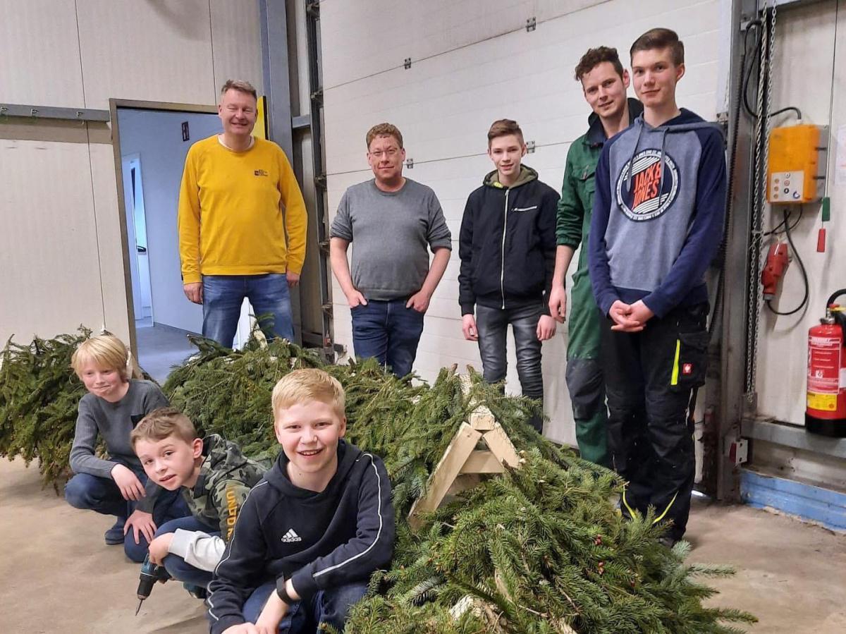 Jugendgruppe baut Laichnester Jugendgruppe baut Laichnester