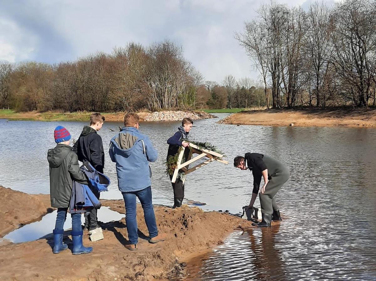 Jugendgruppe baut Laichnester Jugendgruppe baut Laichnester