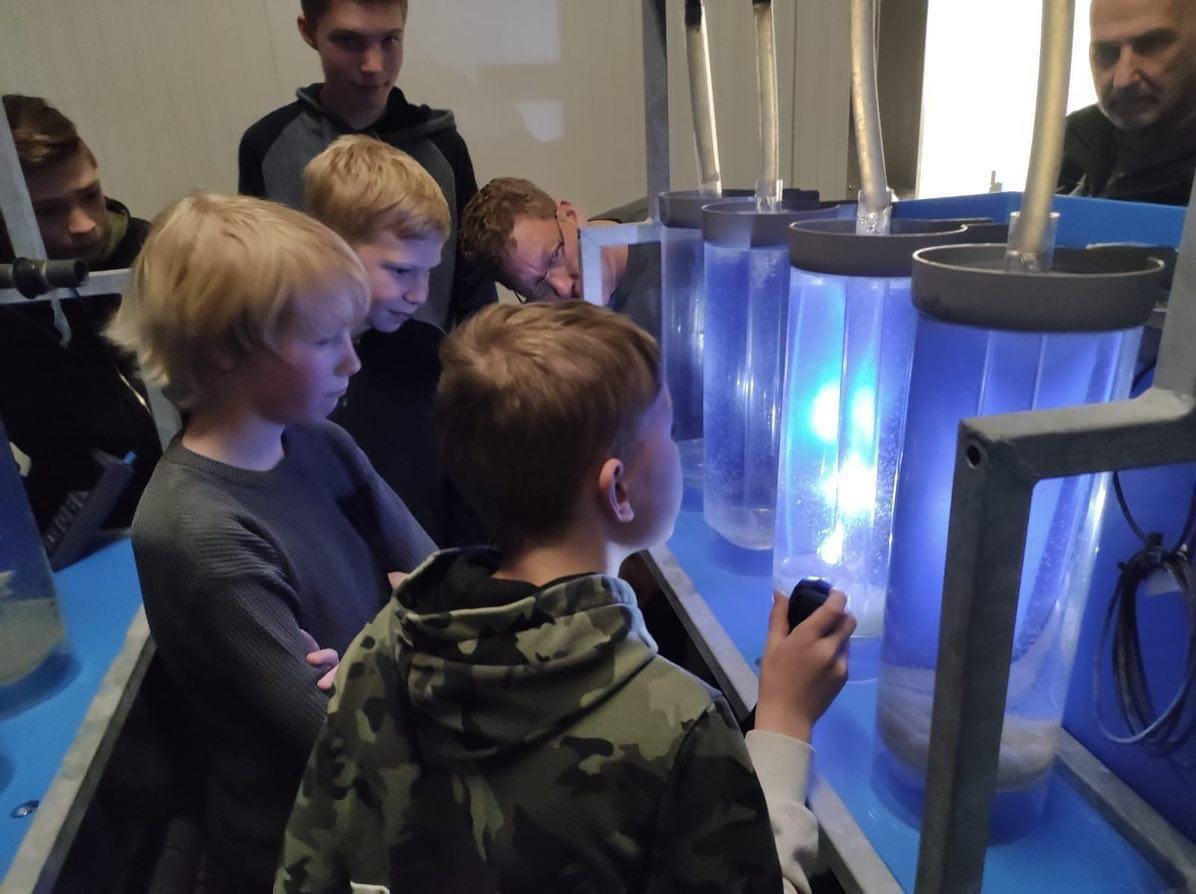 Jugendgruppe baut Laichnester Jugendgruppe baut Laichnester